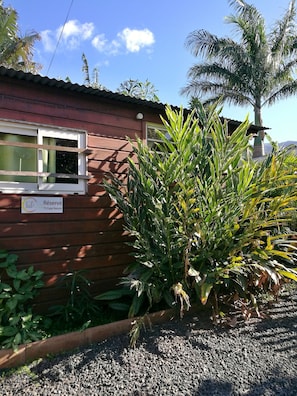 Place de parking réservée, derrière le bungalow