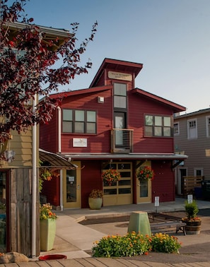 The new Main Street Station features four fully equipped guest apartments.