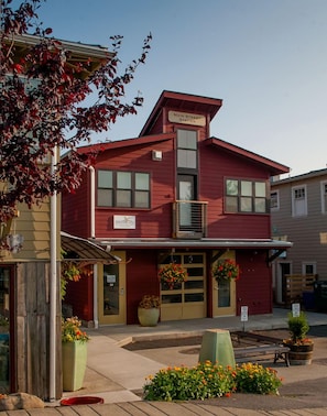 The Main Street Station  features 4 apartments, including the Windward Studio.