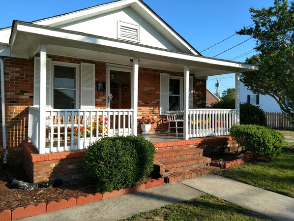 Porch with benches to enjoy the Beaufort breeze   