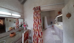 Awafia bathroom