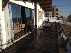 Front terrace & barbecue area with beautiful panoramic view.