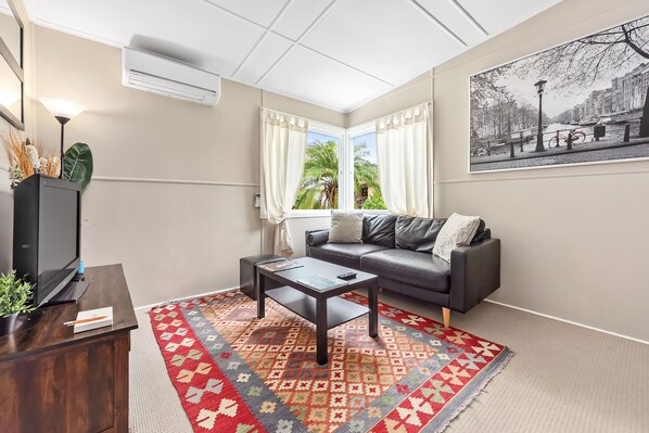 Stylish, air-con, bi-fold windows, quiet, peaceful outlook!