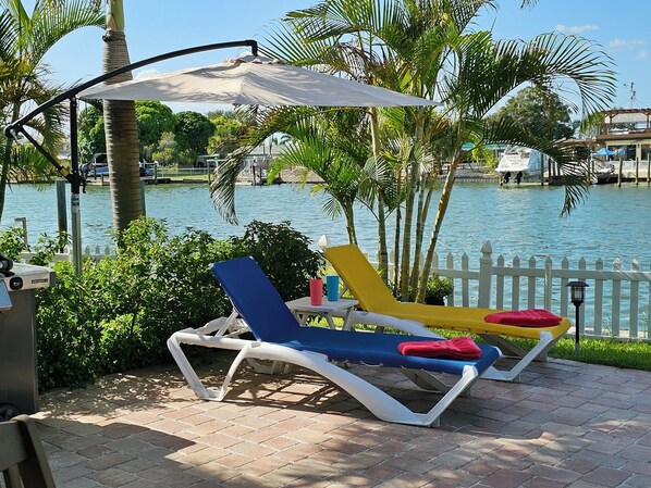 Enjoy Sun OR shade with this great 9ft patio umbrella!