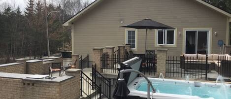 Outdoor spa tub