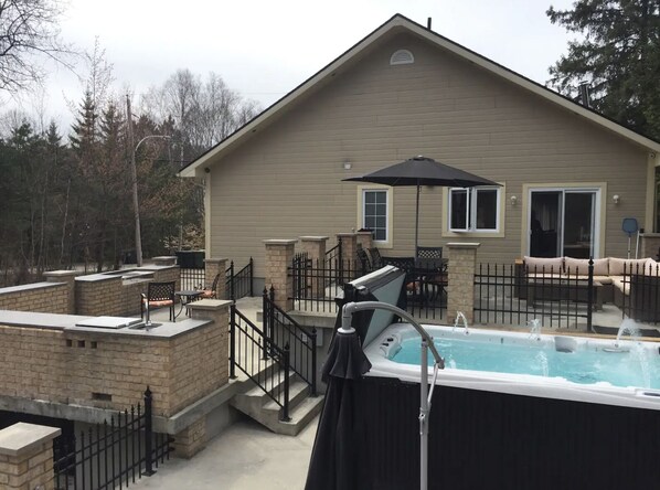 Outdoor spa tub