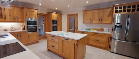 Spacious, modern fully equipped kitchen & dining space