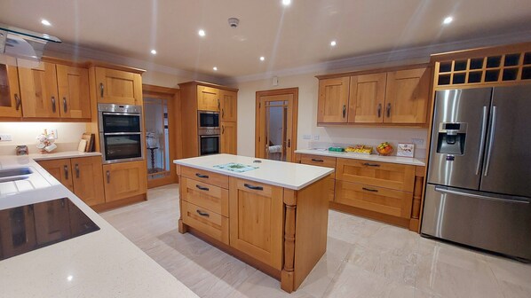 Spacious, modern fully equipped kitchen & dining space