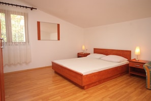 Schlafzimmer 1