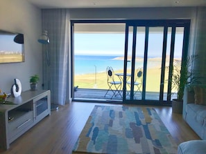 Direct sea view from living area 