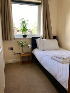 Spacious 3 Bed Town house, 5 mins walk from Bracknell Town Centre and Station