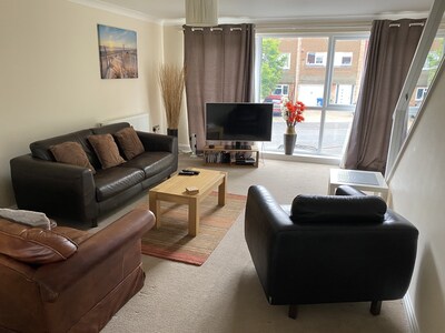 Spacious 3 Bed Town house, 5 mins walk from Bracknell Town Centre and Station