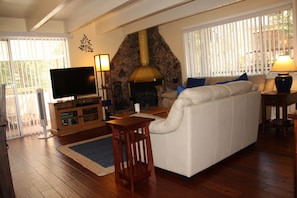 another view of the living area, fireplace & the golf course