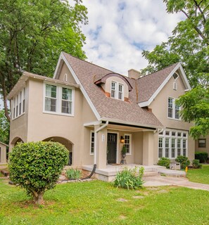 1920's Downtown Bungalow! 