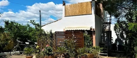 Petite maison confortable et privative avec sa terrasse solarium/siesta 