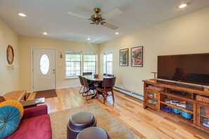 Living Room | Free WiFi | 1 Step Required for Access