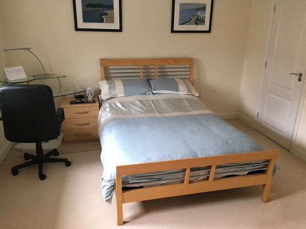 Double ensuite bedroom inc bedside cabinet, storage, welcome extras & guest des