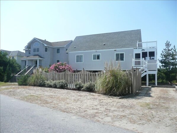 Beach 100 ft. Private pool for relaxing, 3 TVs, Screened porch, back deck