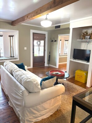 Front door into Livingroom