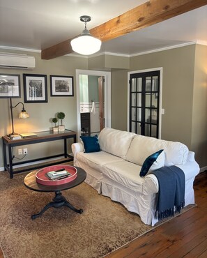 Livingroom with sleeper sofa.
Cable Tv and 500gb internet