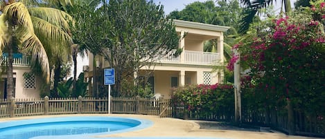 La maison face à la piscine