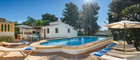 med privat pool og terrasse