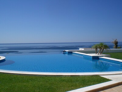 Luxuriöse Villa mit Pool und atemberaubendem Meerblick