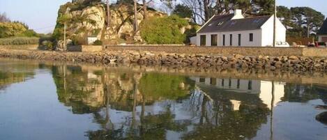 Maison les Pieds dans l'Eau à Bugueles