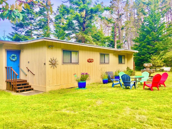 3 Bedroom Meadowlark Farmhouse with fountain and outdoor seating