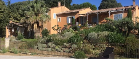 Le Vieux Pressoir, pour des vacances détendues, au calme, autour de la piscine