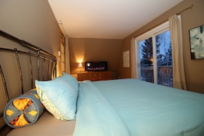 1st Main Bedroom with King-size High-end Bed