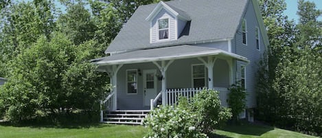 The Old Salt Cottage, Sleeps 7, next to the Cape Breton Highlands National Park