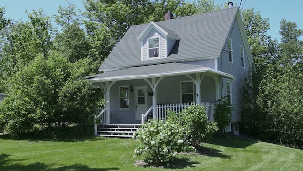 The Old Salt Cottage, Sleeps 7, next to the Cape Breton Highlands National Park