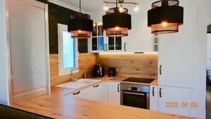 Fabulous new kitchen (2023) dishwasher, fridge freezer, oven hob and extractor