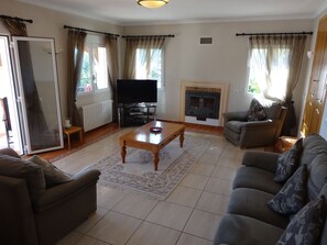 Stylish but comfortable lounge with air con, UK tv & wifi
