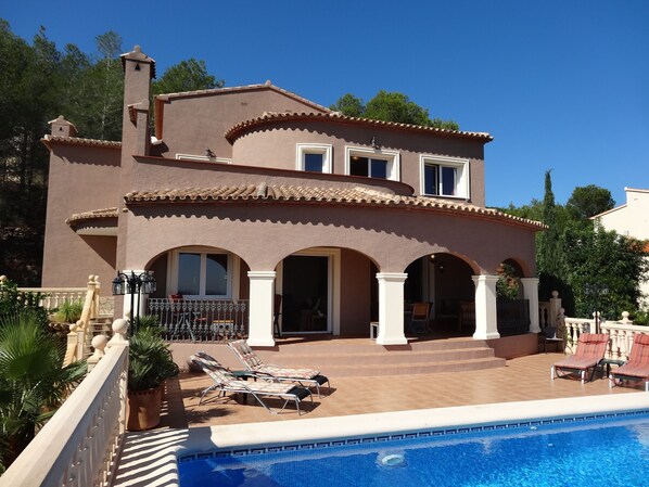 Beautiful, spacious 4 bed, 4 bath villa with larger pool, air con & wifi.