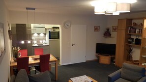 Wohnzimmer / Küchenzeile / Essecke