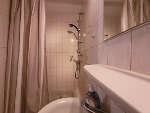 Einzelzimmer Bad mit Dusche/ WC