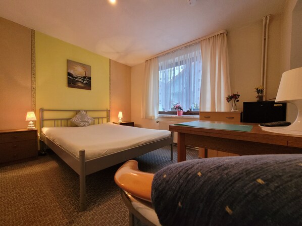 Einzelzimmer mit Bett (140x200m)