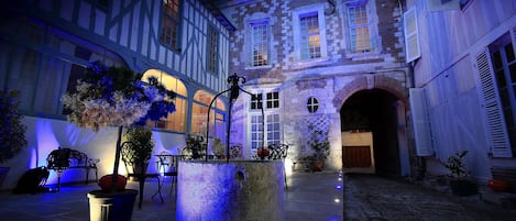 Fassade der Unterkunft – Abend/Nacht