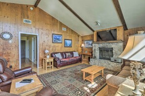 Living Room | Smart TV | Wood-Burning Fireplace (Firewood Provided)