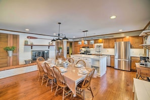 Dining Area | Full Kitchen