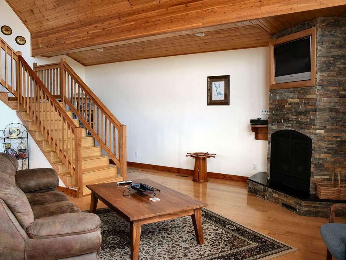 Beautiful Lindal Cedar Home Near Beach! Private Heated Salt/UV Pool!