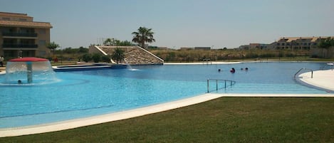 PISCINA DE 1.000 m2. CON CIRCUITO SPA