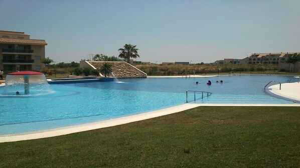 PISCINA DE 1.000 m2. CON CIRCUITO SPA