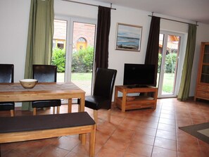 Wohn-, Esszimmer mit integrierter Küche
