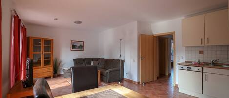 Wohnzimmer mit Küche