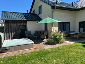 Terrasse mit gemütlichen Terrassenmöbeln