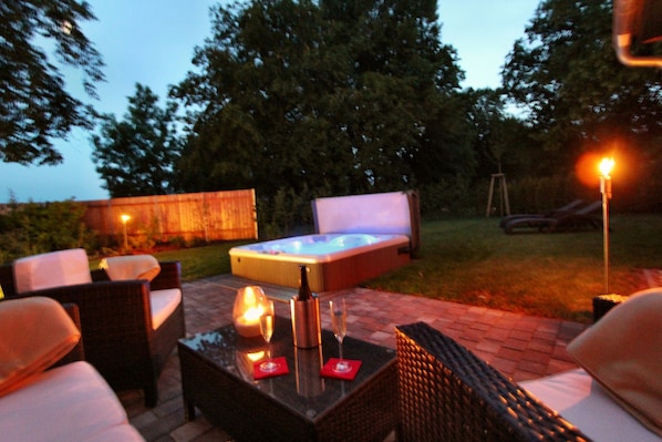 Outdoor spa tub