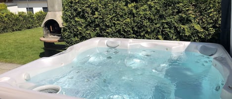 Eigener Außenwhirlpool im Garten